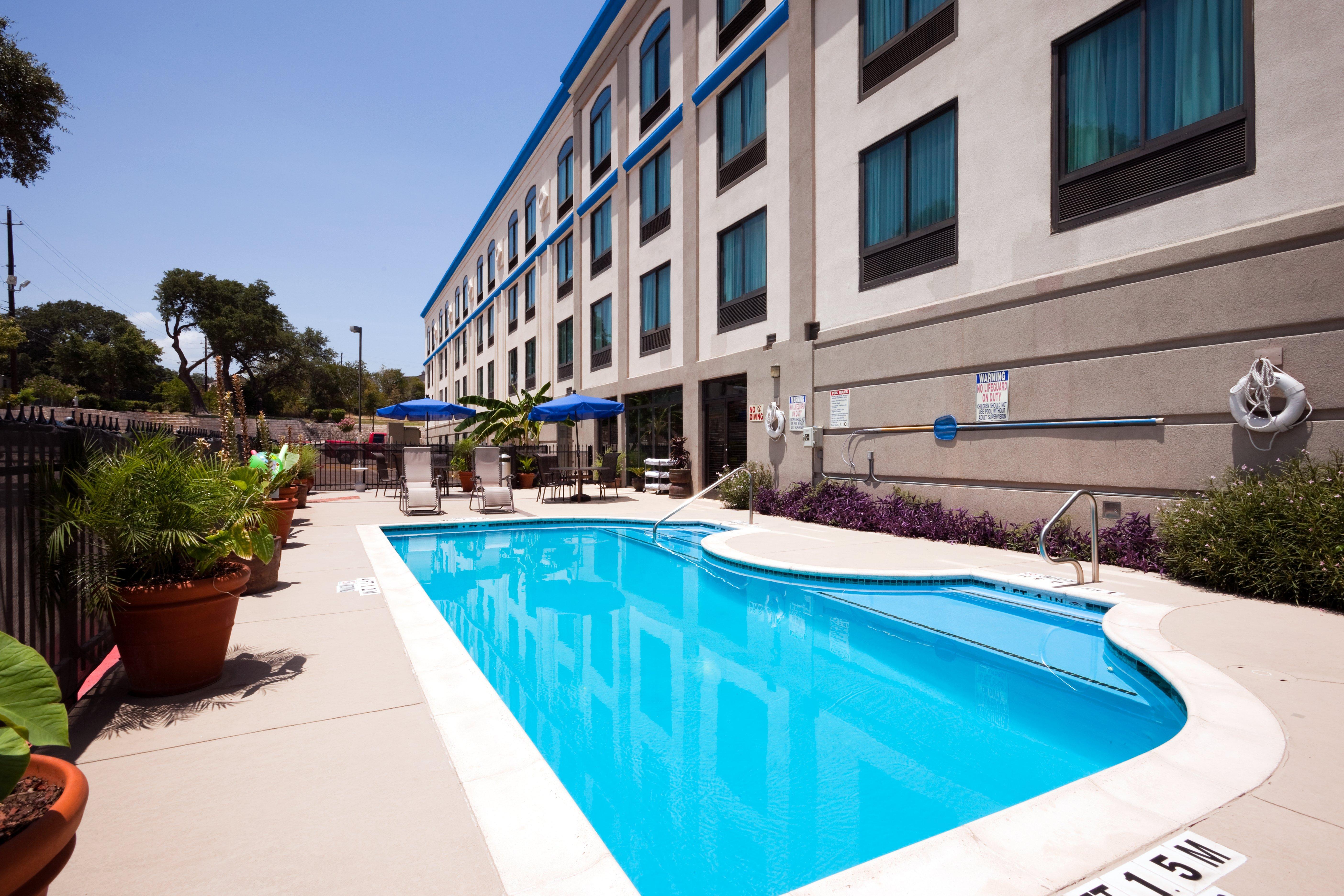 Holiday Inn Express & Suites Austin North Central By Ihg Exterior photo