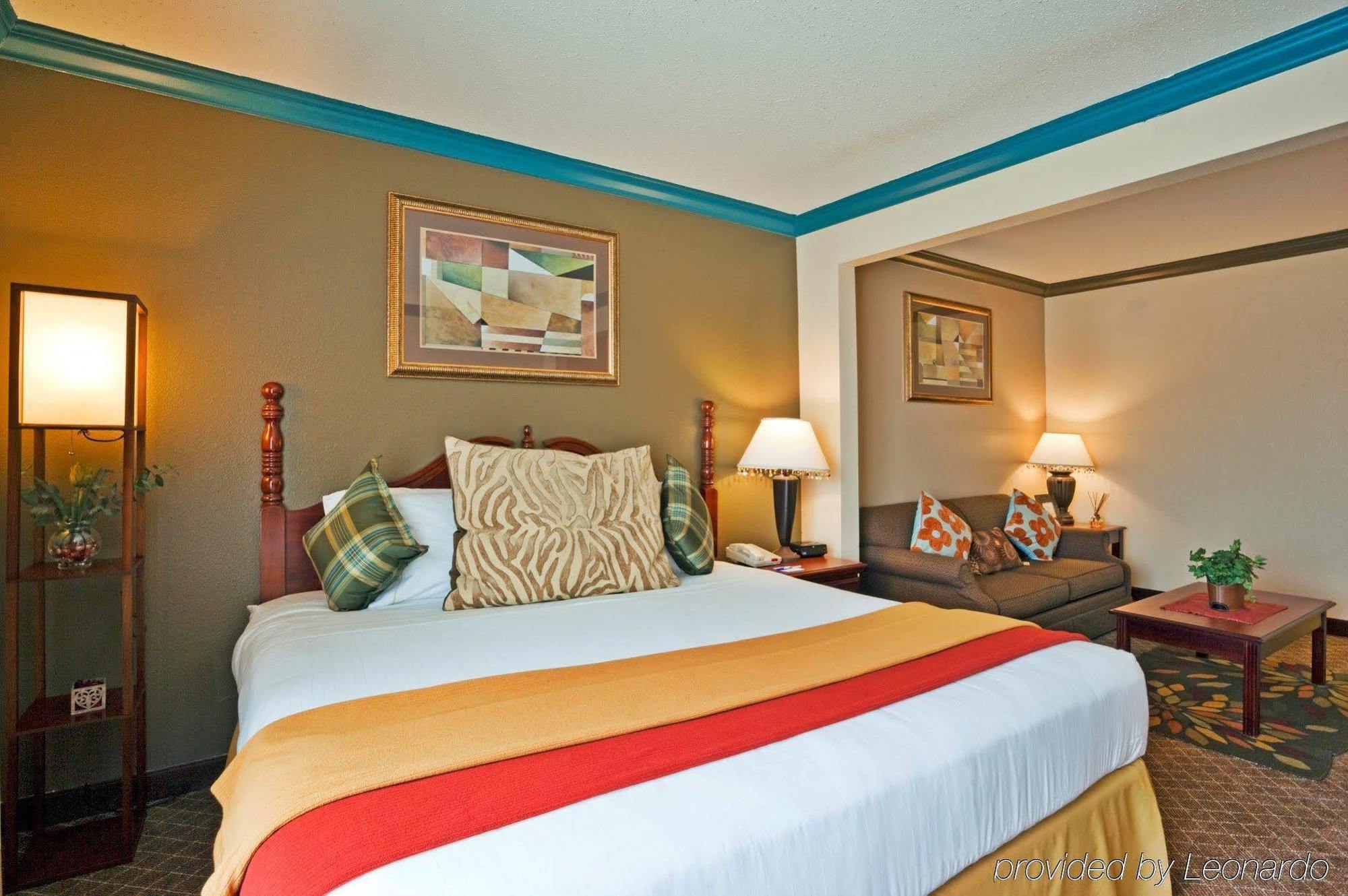 Holiday Inn Express & Suites Austin North Central By Ihg Exterior photo